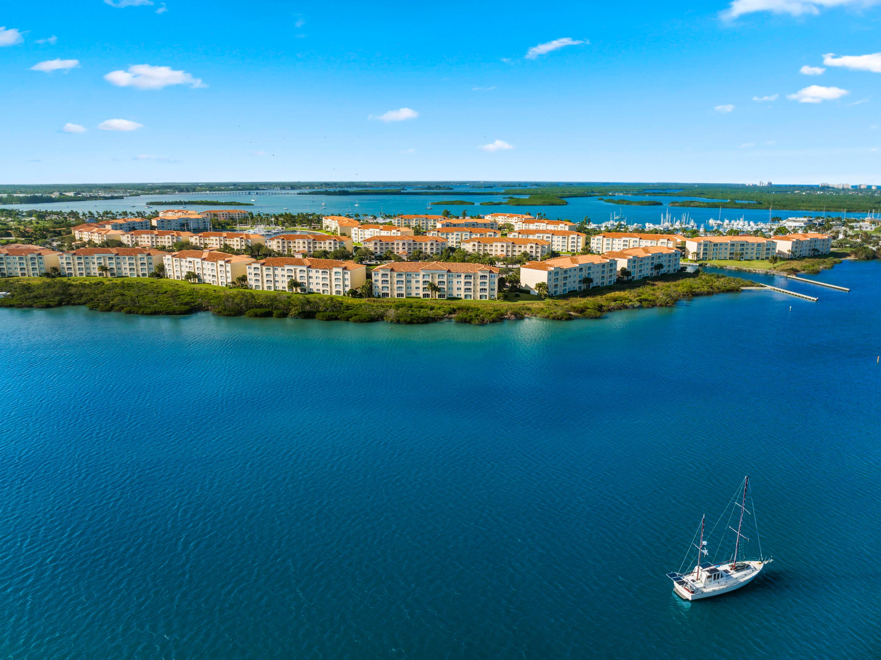 27 Harbour Isle Drive W 203