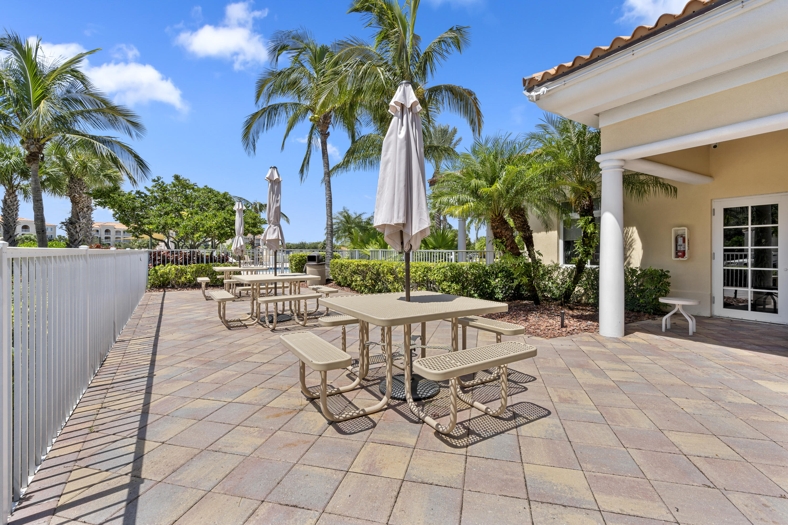 27 Harbour Isle Drive W 203