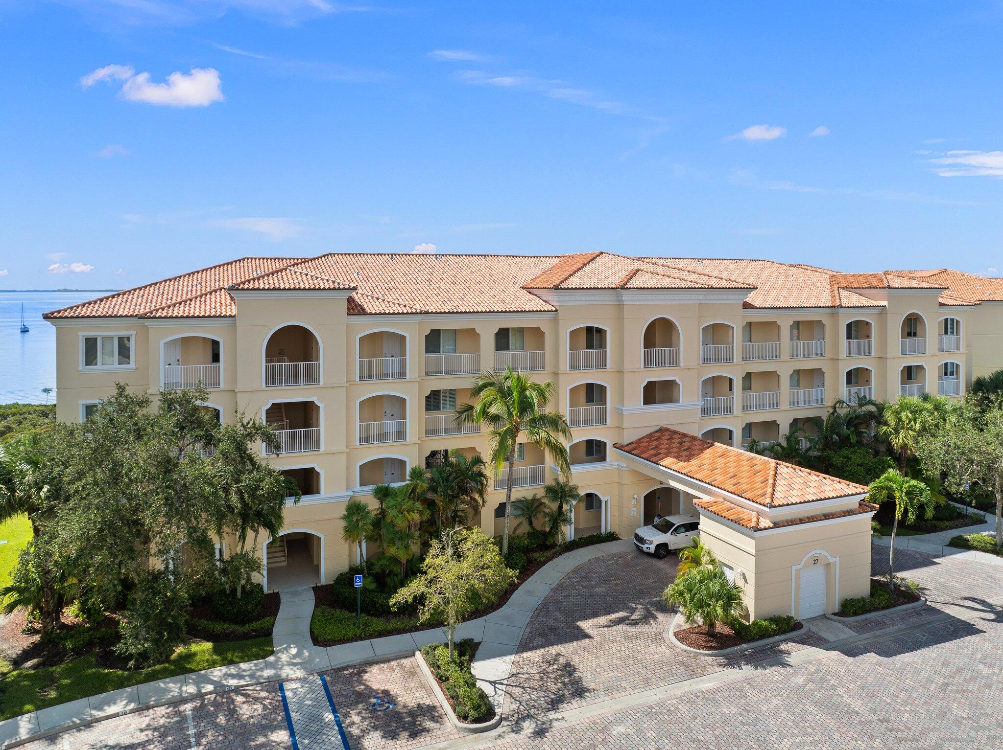 27 Harbour Isle Drive W 203