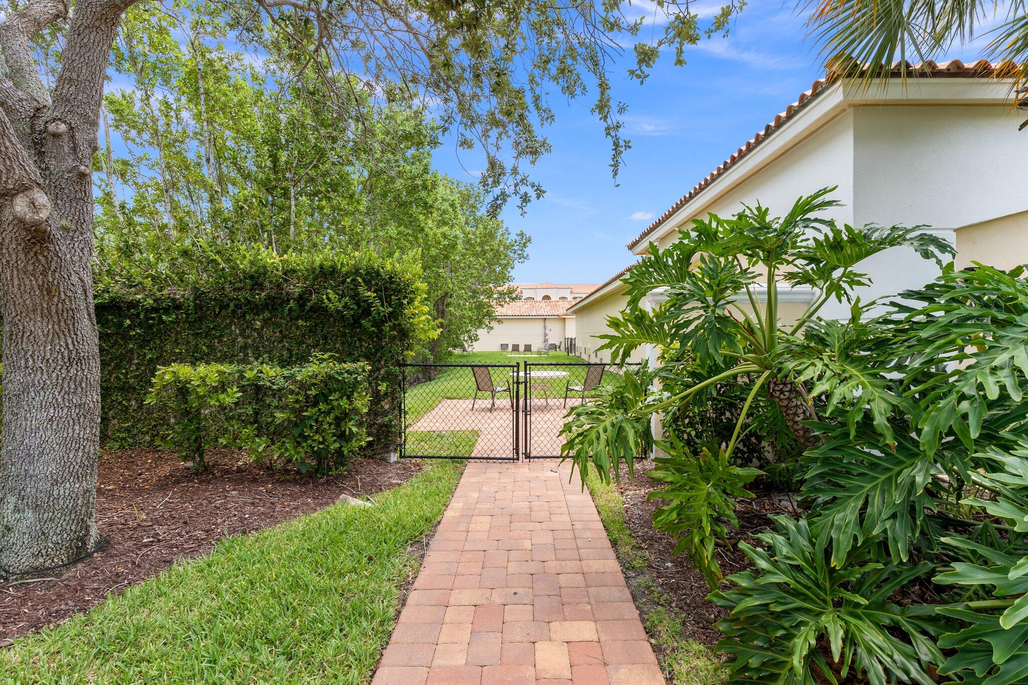 27 Harbour Isle Drive W 203
