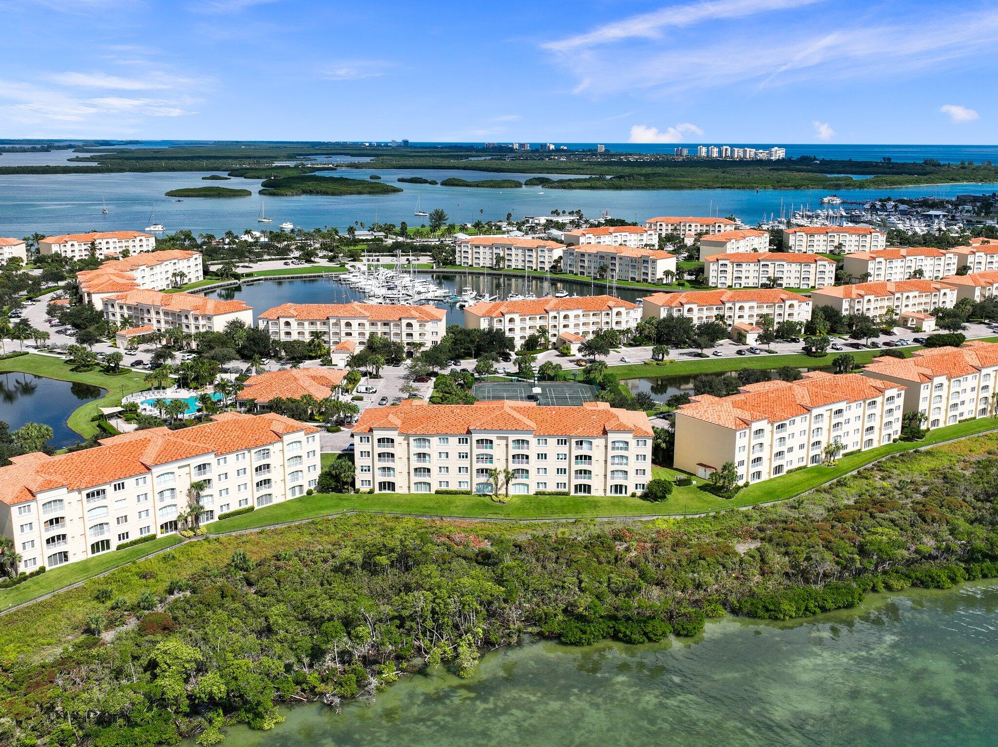 27 Harbour Isle Drive W 203