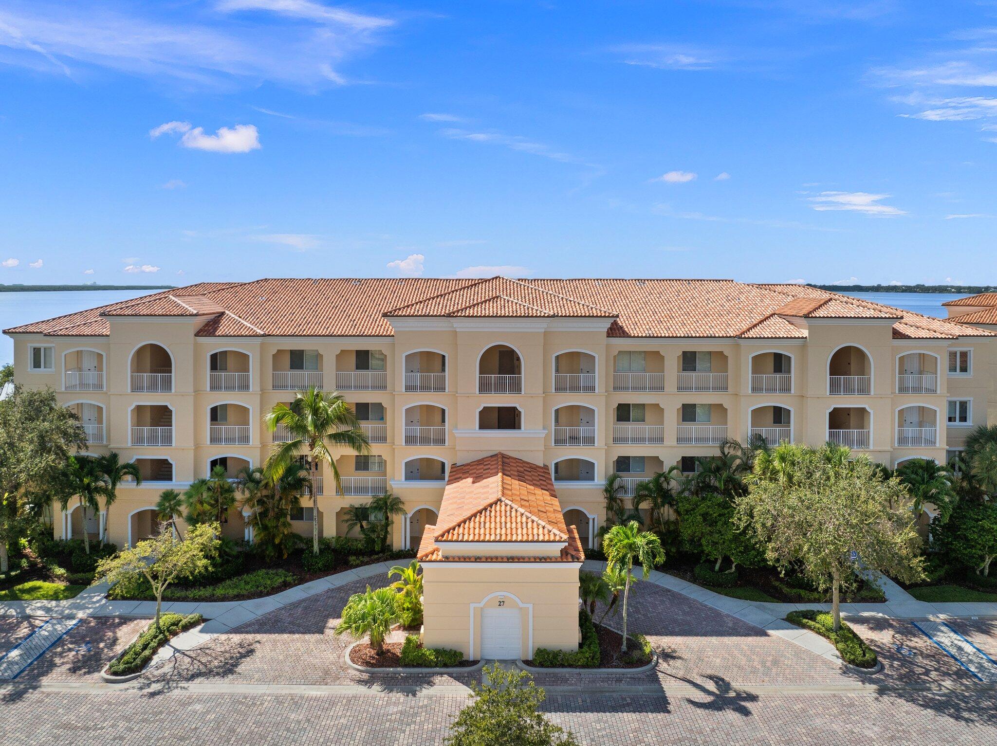 27 Harbour Isle Drive W 203