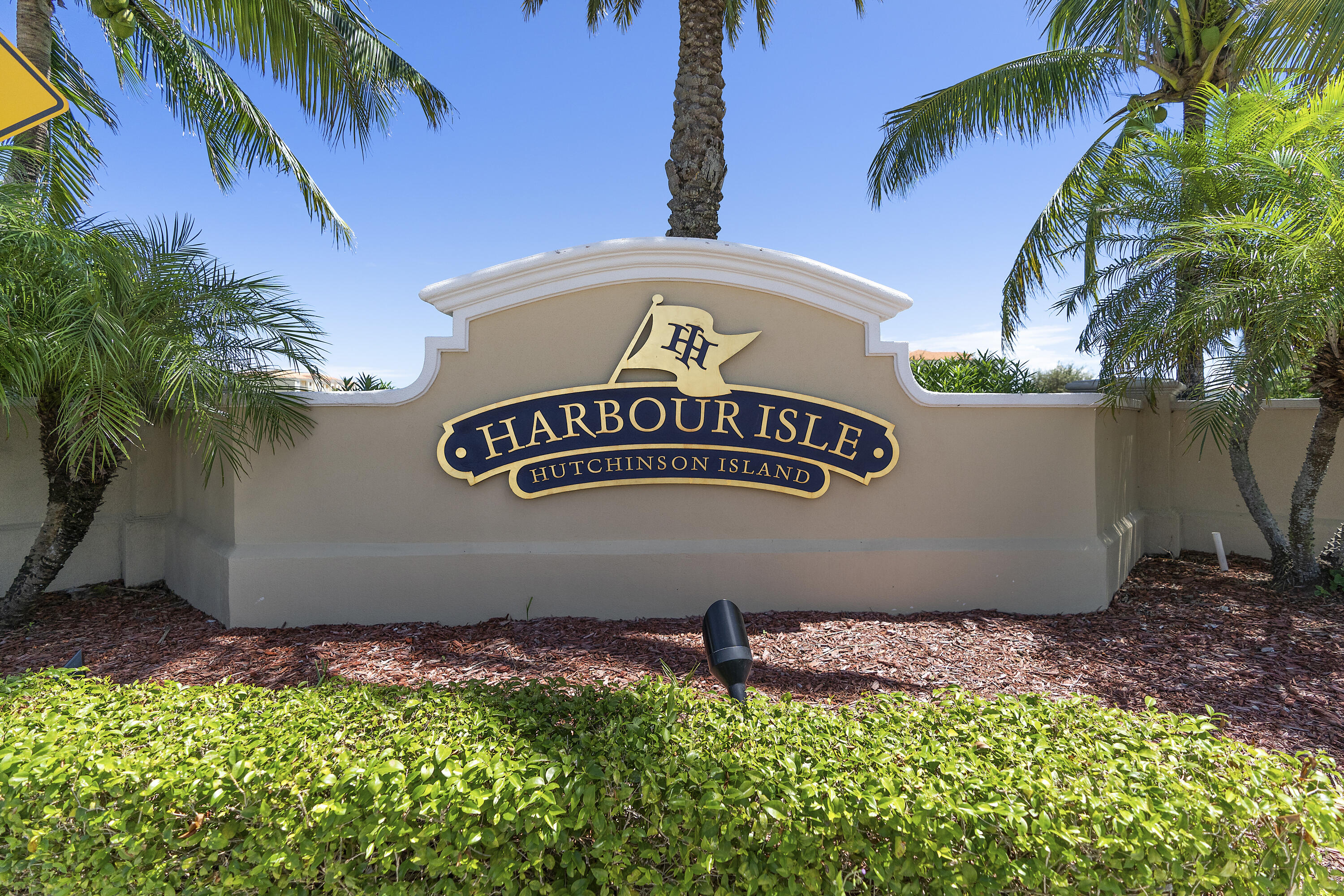 27 Harbour Isle Drive W 203
