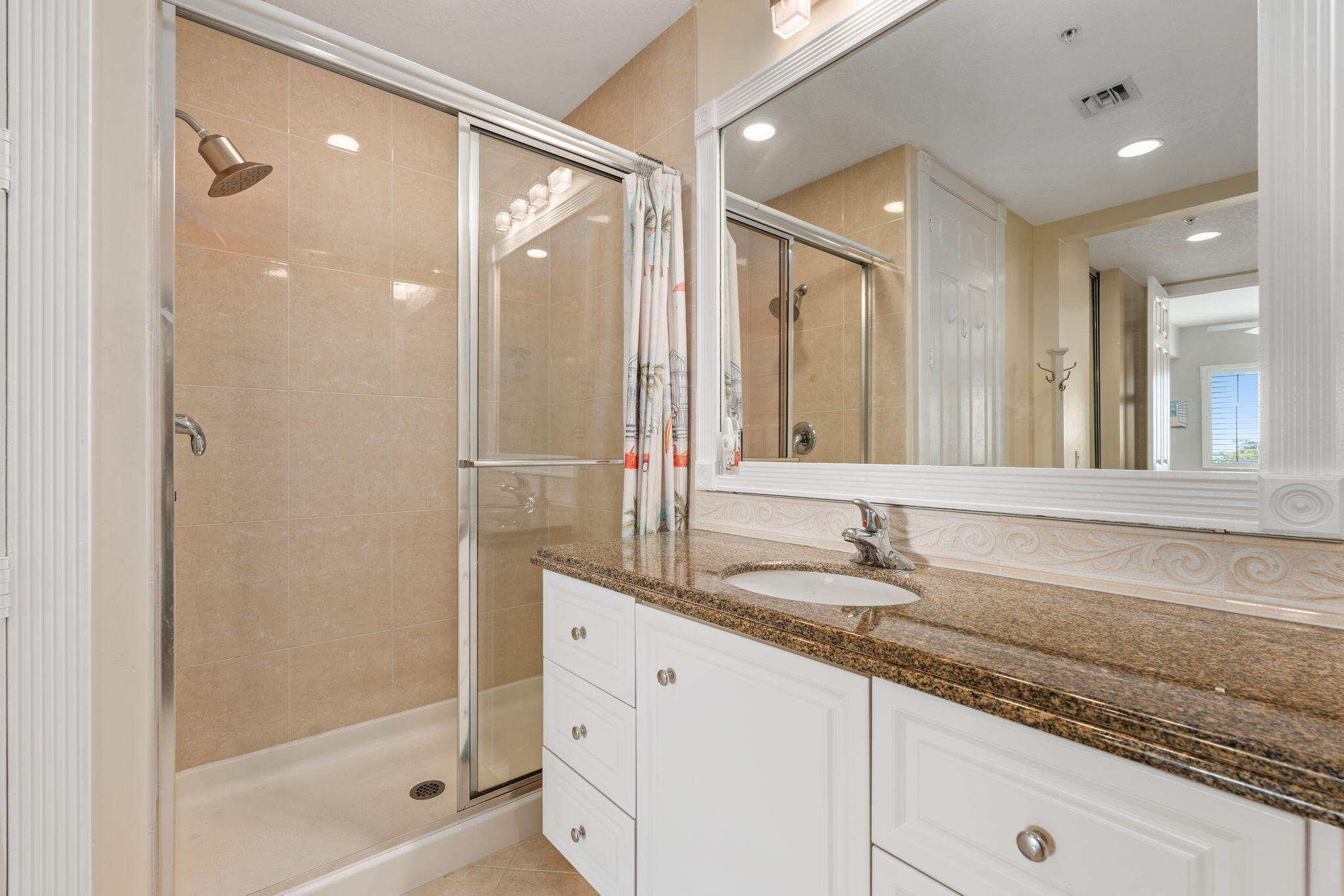 27 Harbour Isle Drive W 203