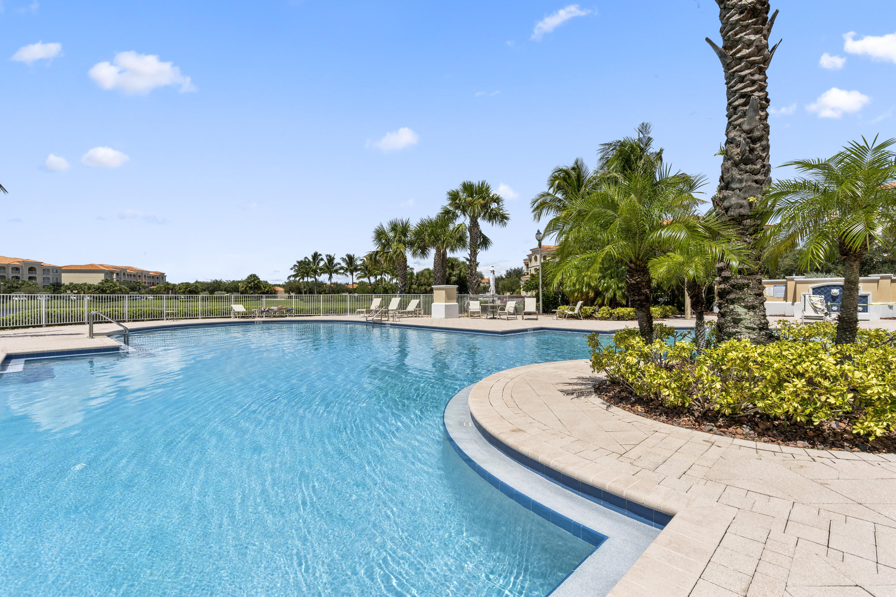 27 Harbour Isle Drive W 203