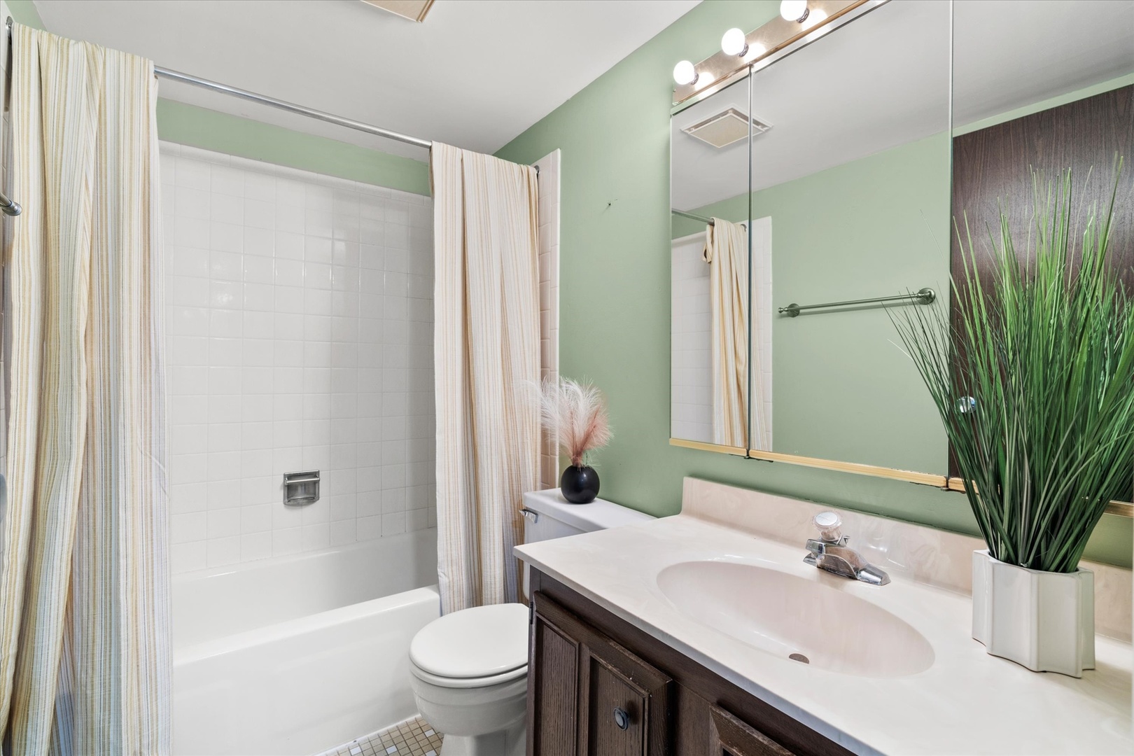 1265 N Sterling Avenue Unit: 201