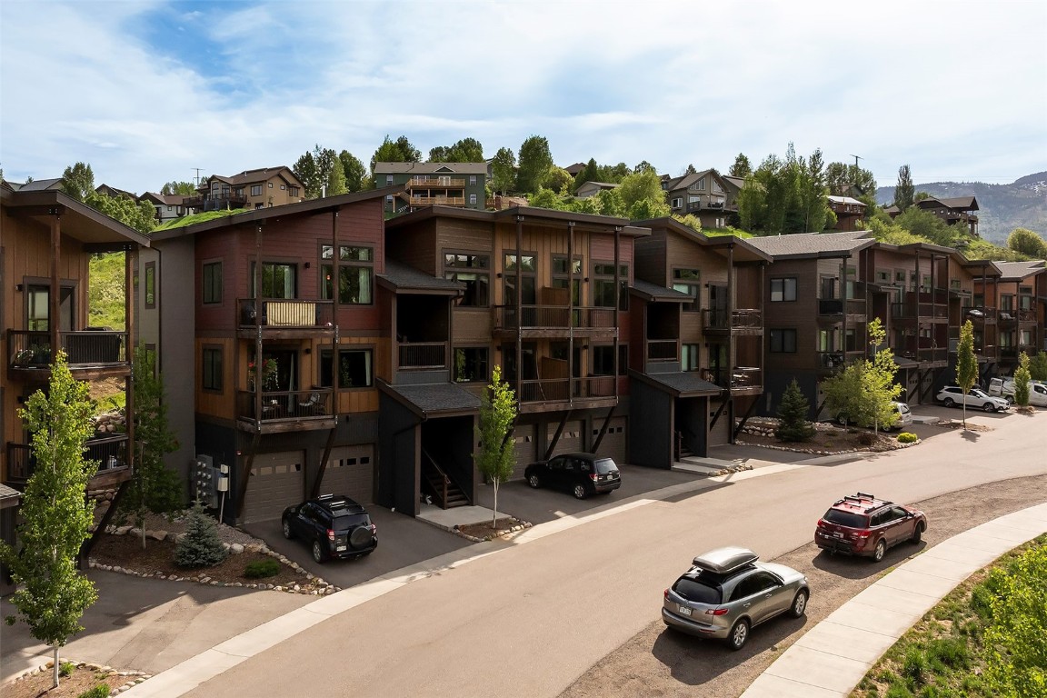 320 Fox Springs CIRCLE 302