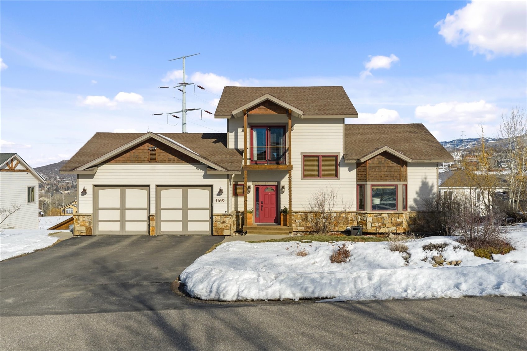 1169 Longview CIRCLE