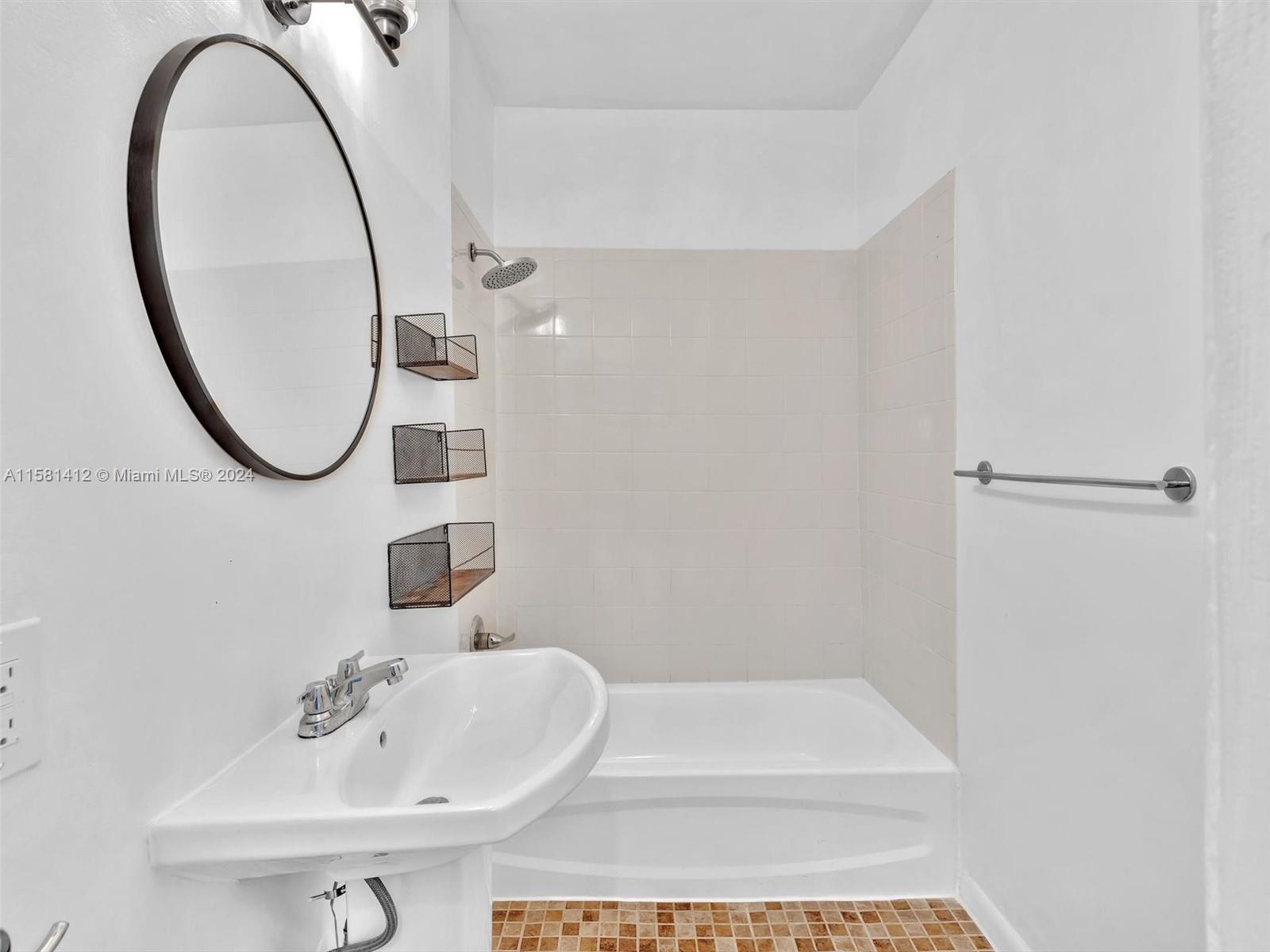 934 Michigan Ave # 305