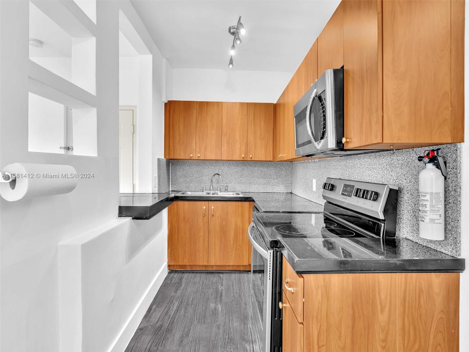 934 Michigan Ave # 305
