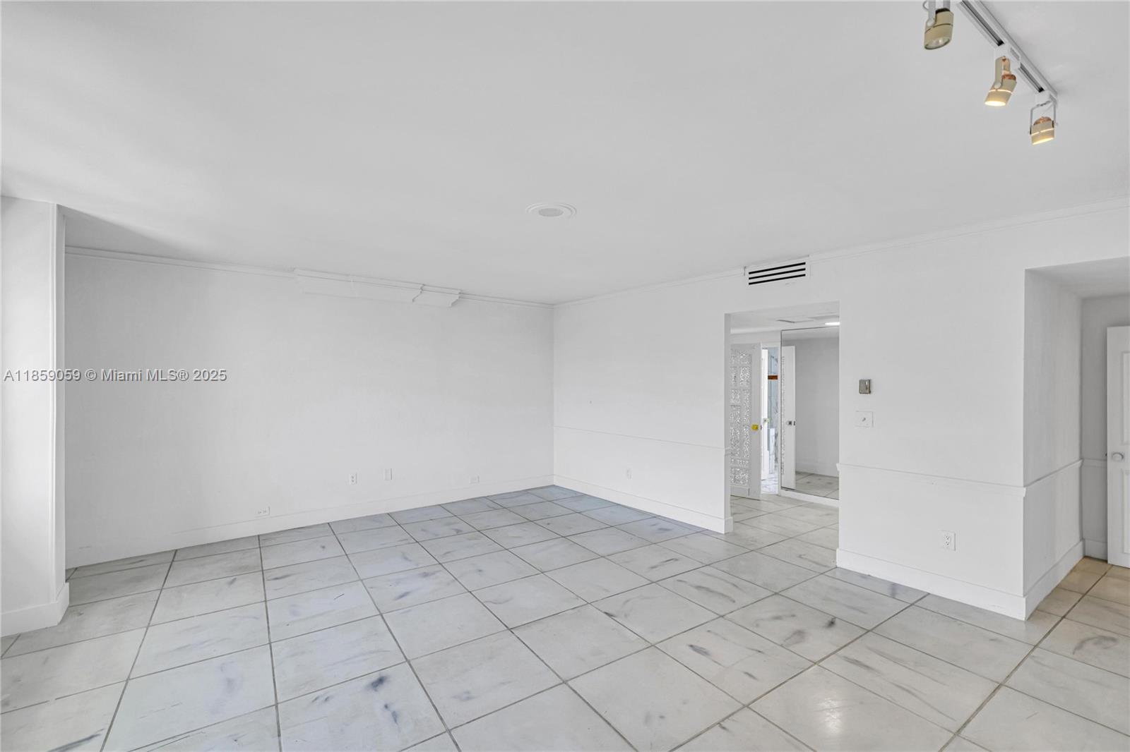 5255 Collins Ave # 14D