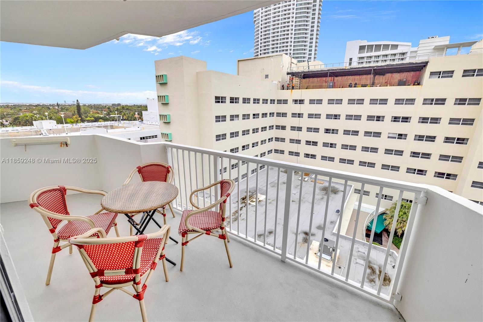4301 Collins Ave # 907
