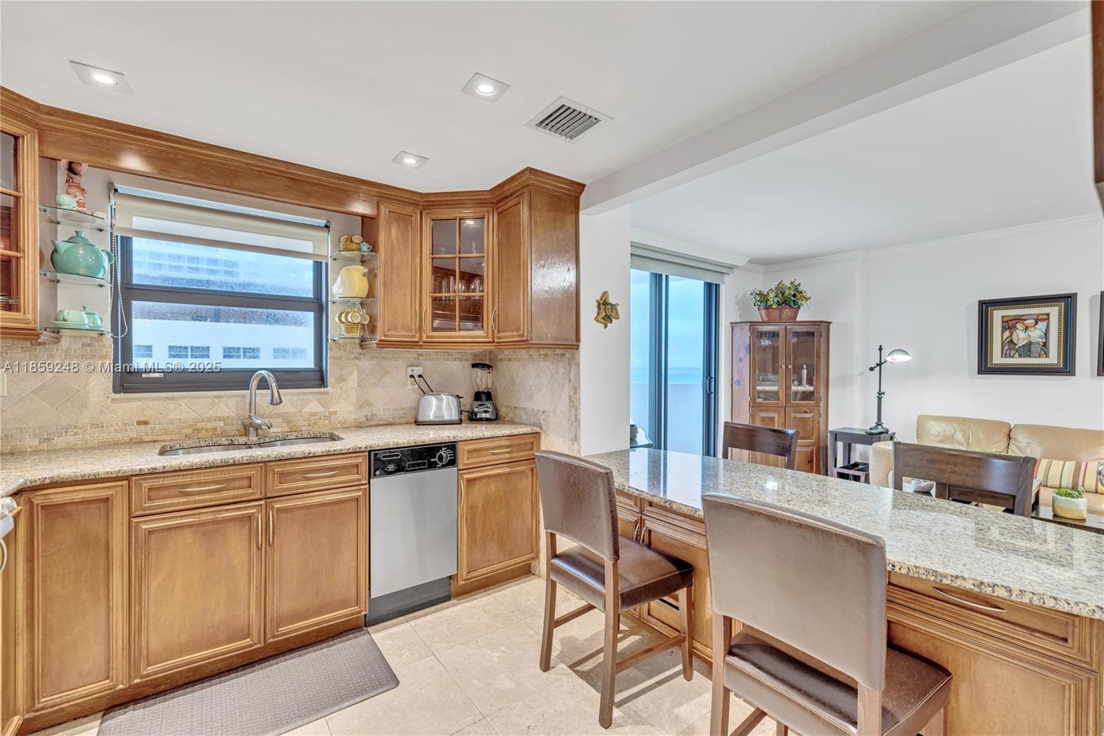 4301 Collins Ave # 907