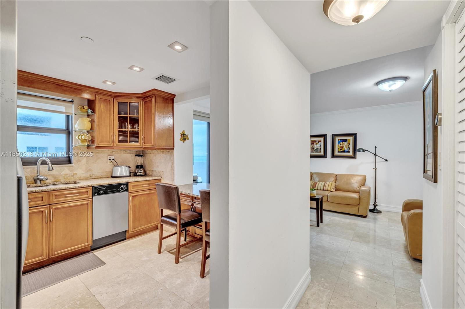 4301 Collins Ave # 907
