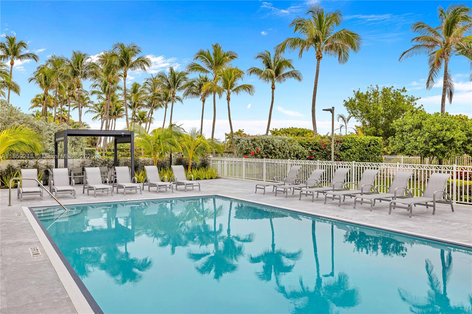 4301 Collins Ave # 907