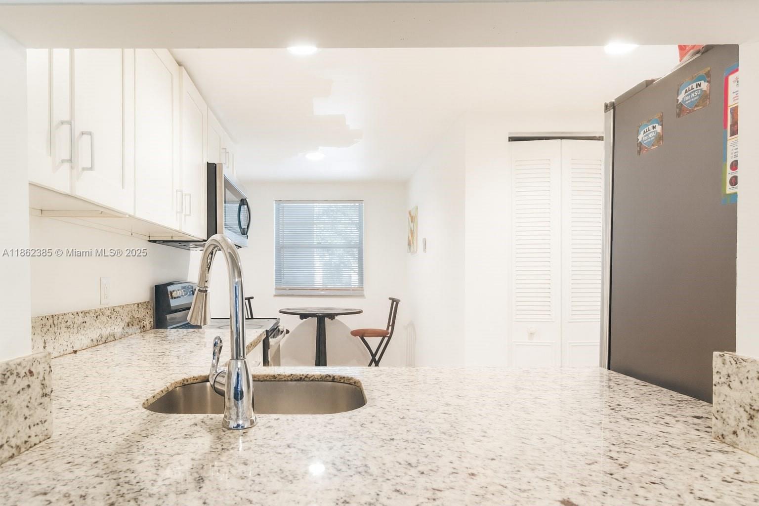 9330 Lagoon Pl # 206