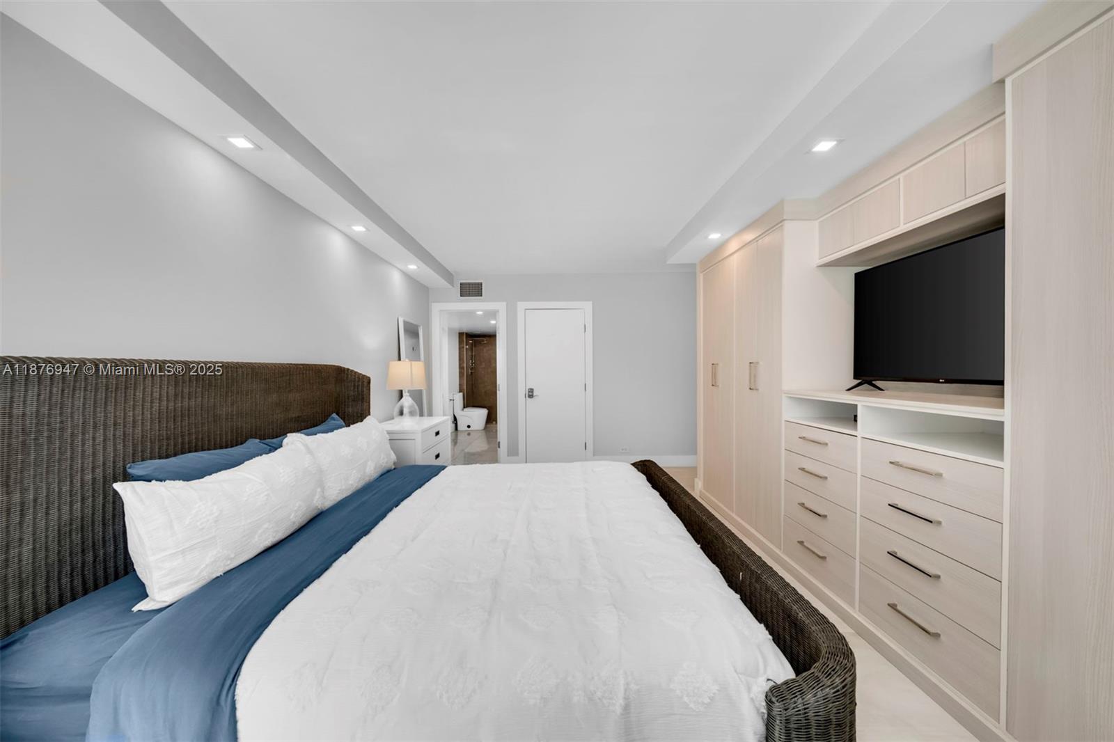 2301 Collins Ave # 303