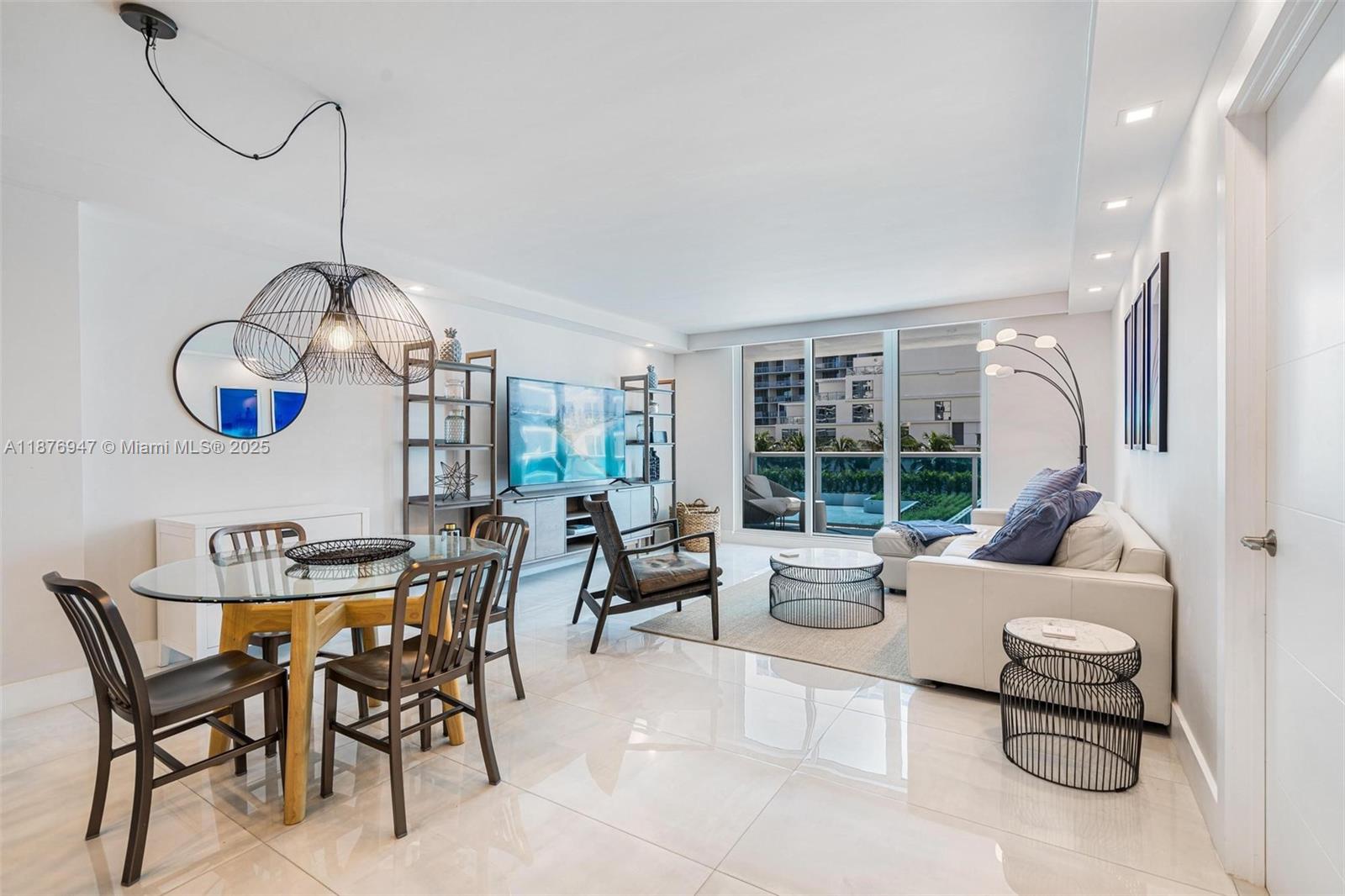 2301 Collins Ave # 303