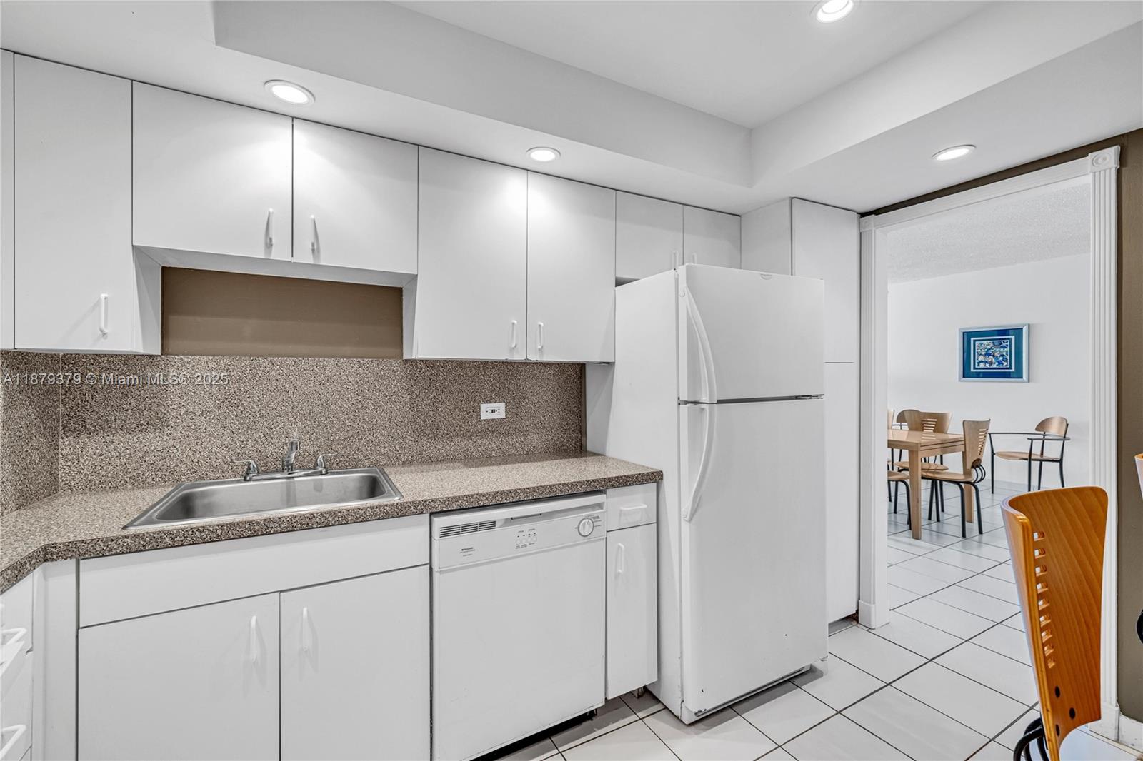 5005 Collins Ave # 616