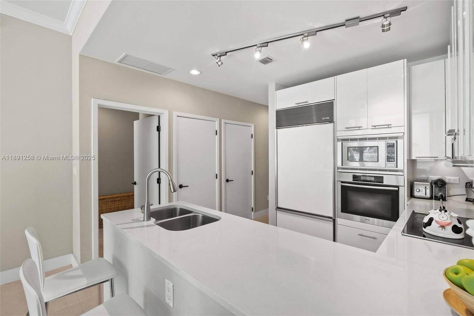 6799 Collins Ave # 209