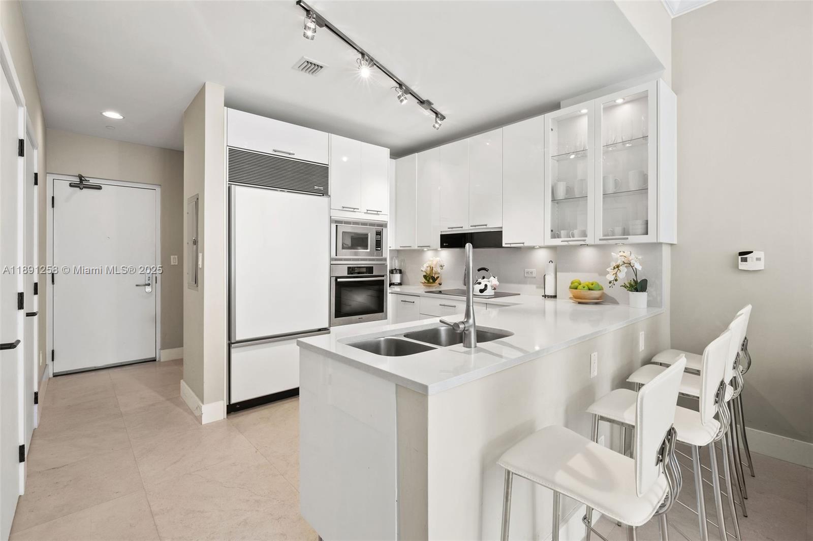 6799 Collins Ave # 209