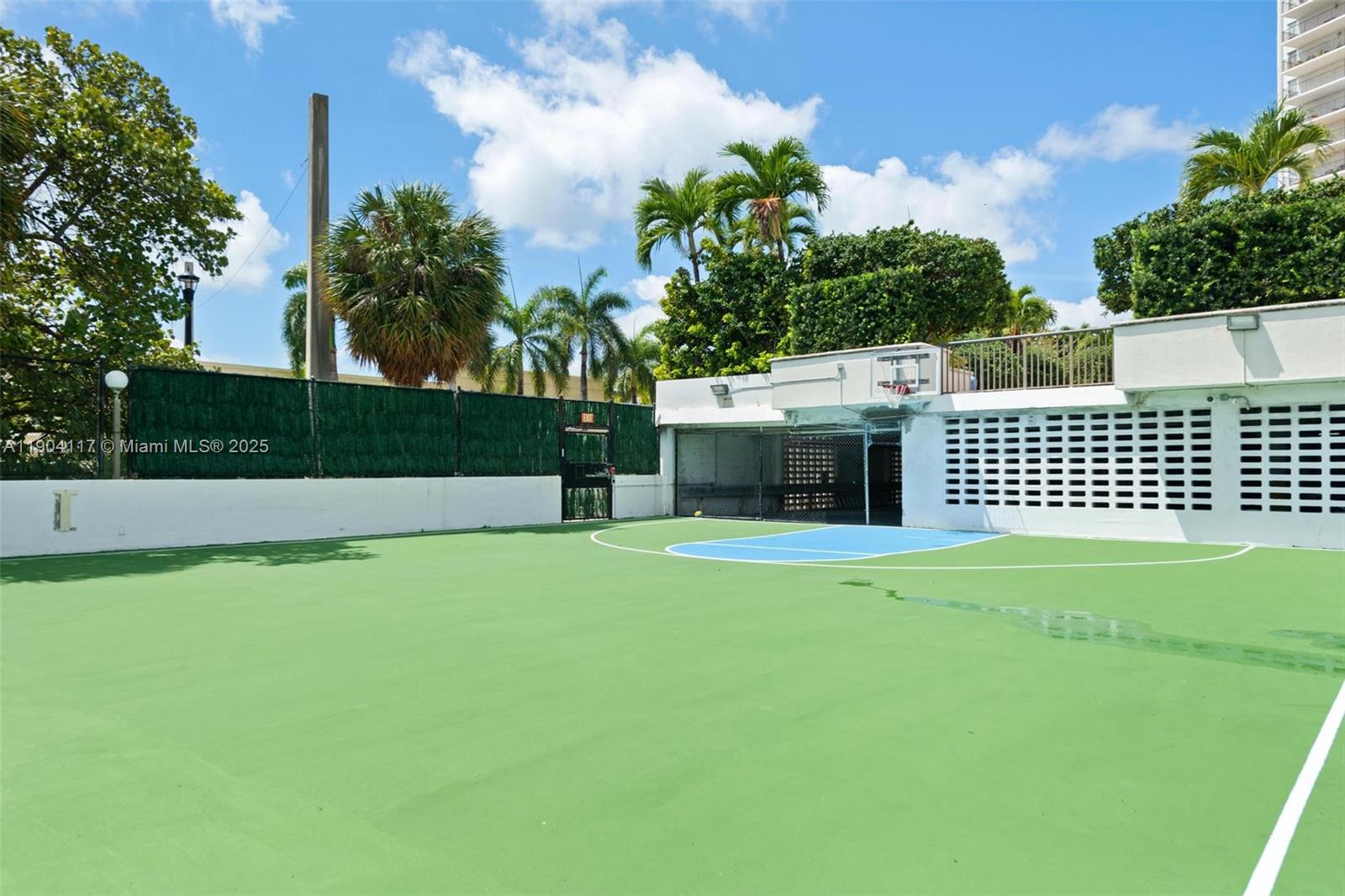 4101 Pine Tree Dr # 707