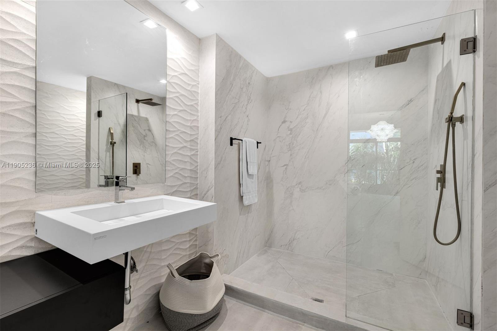 2001 Meridian Ave # 327