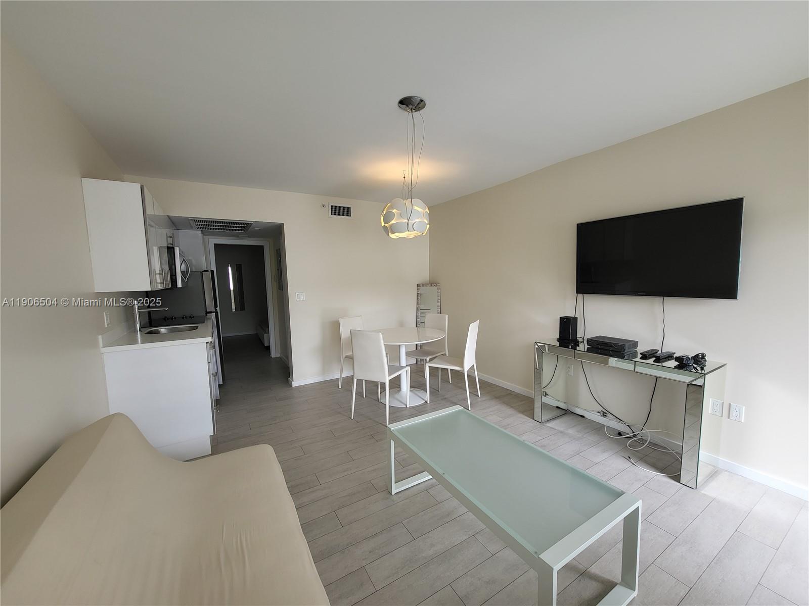 1601 Meridian Ave # 106