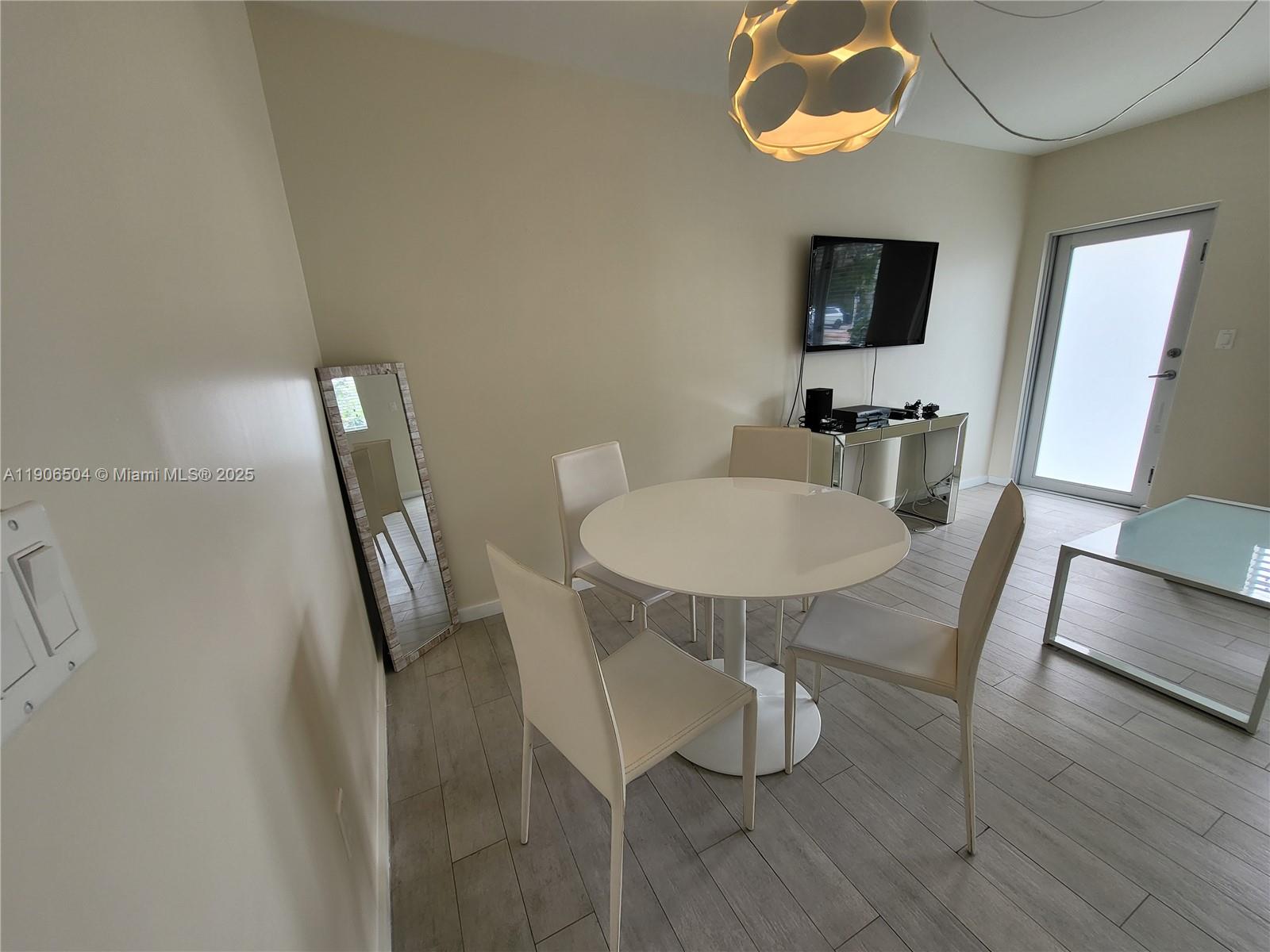 1601 Meridian Ave # 106