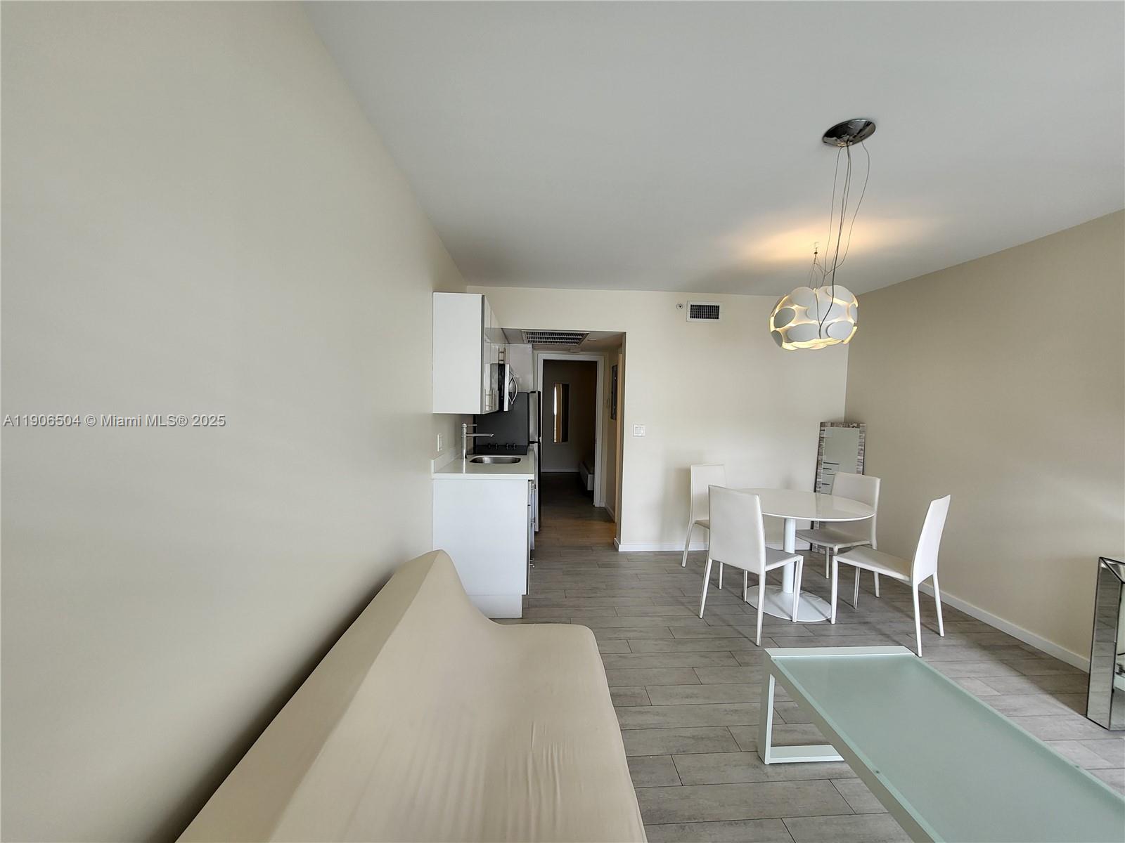 1601 Meridian Ave # 106