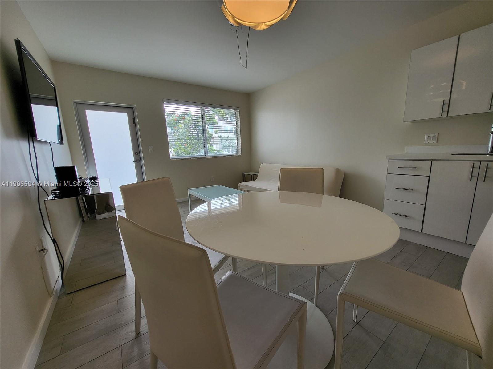 1601 Meridian Ave # 106