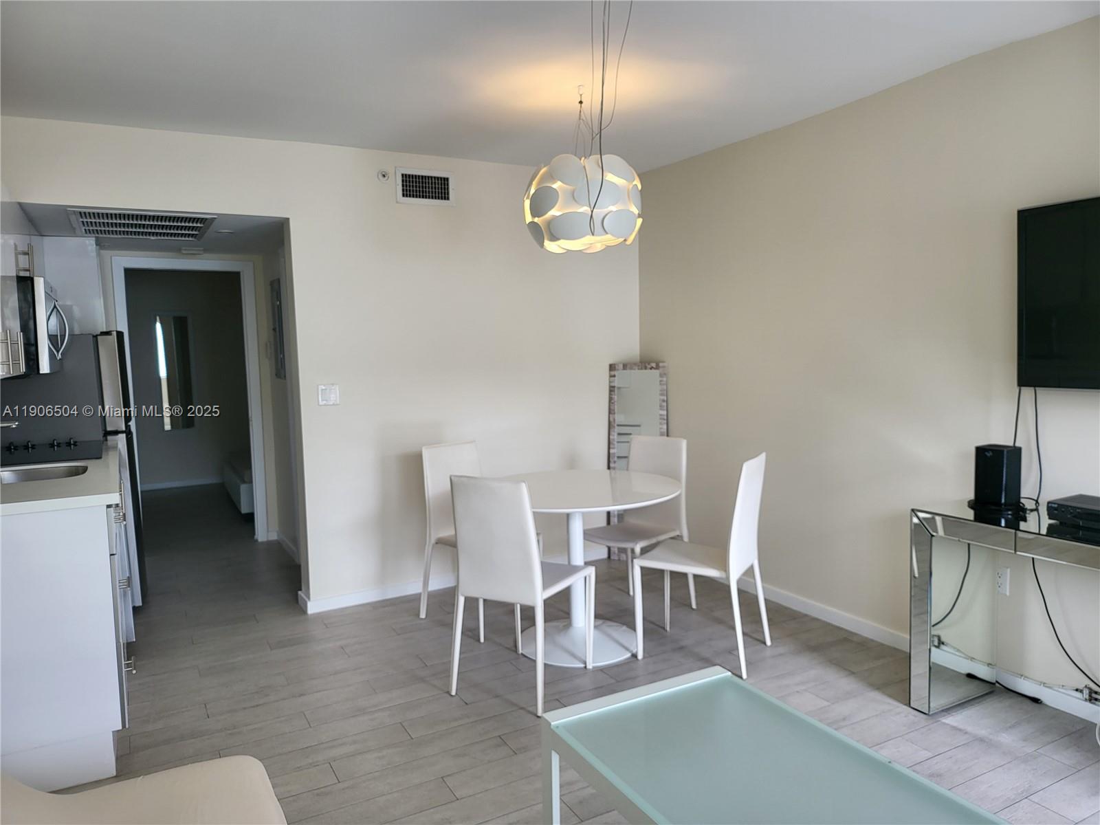 1601 Meridian Ave # 106