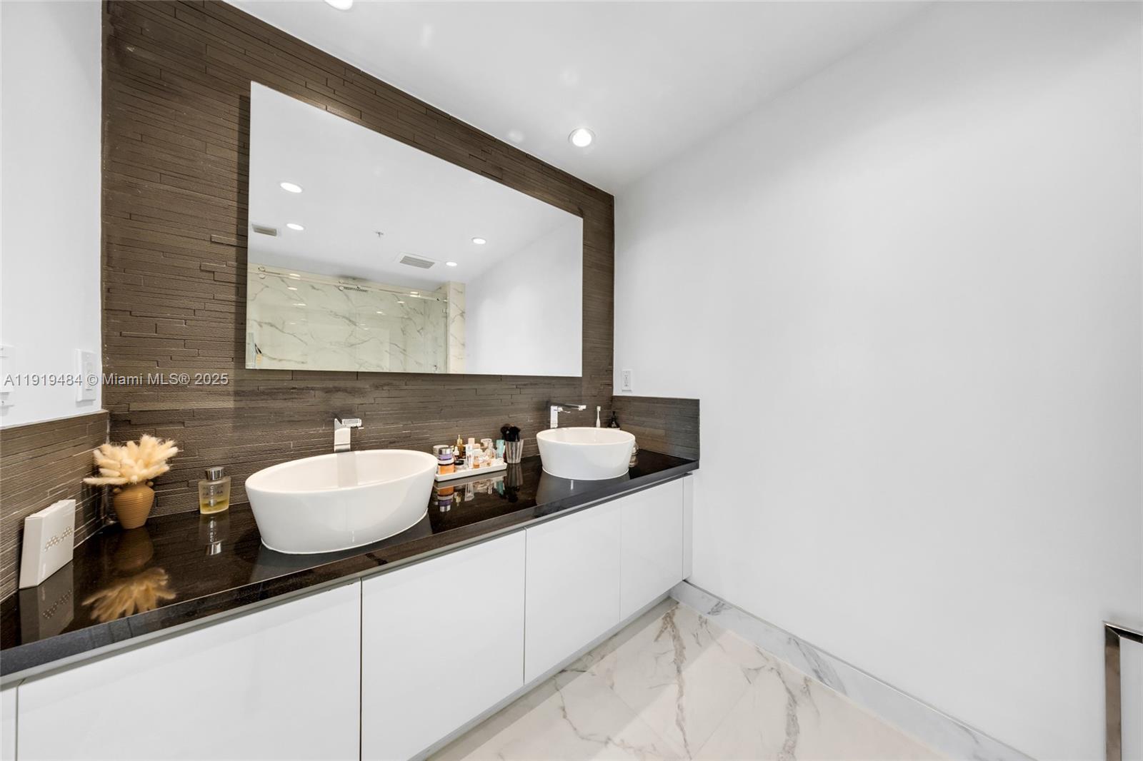 601 NE 36th St # 2911