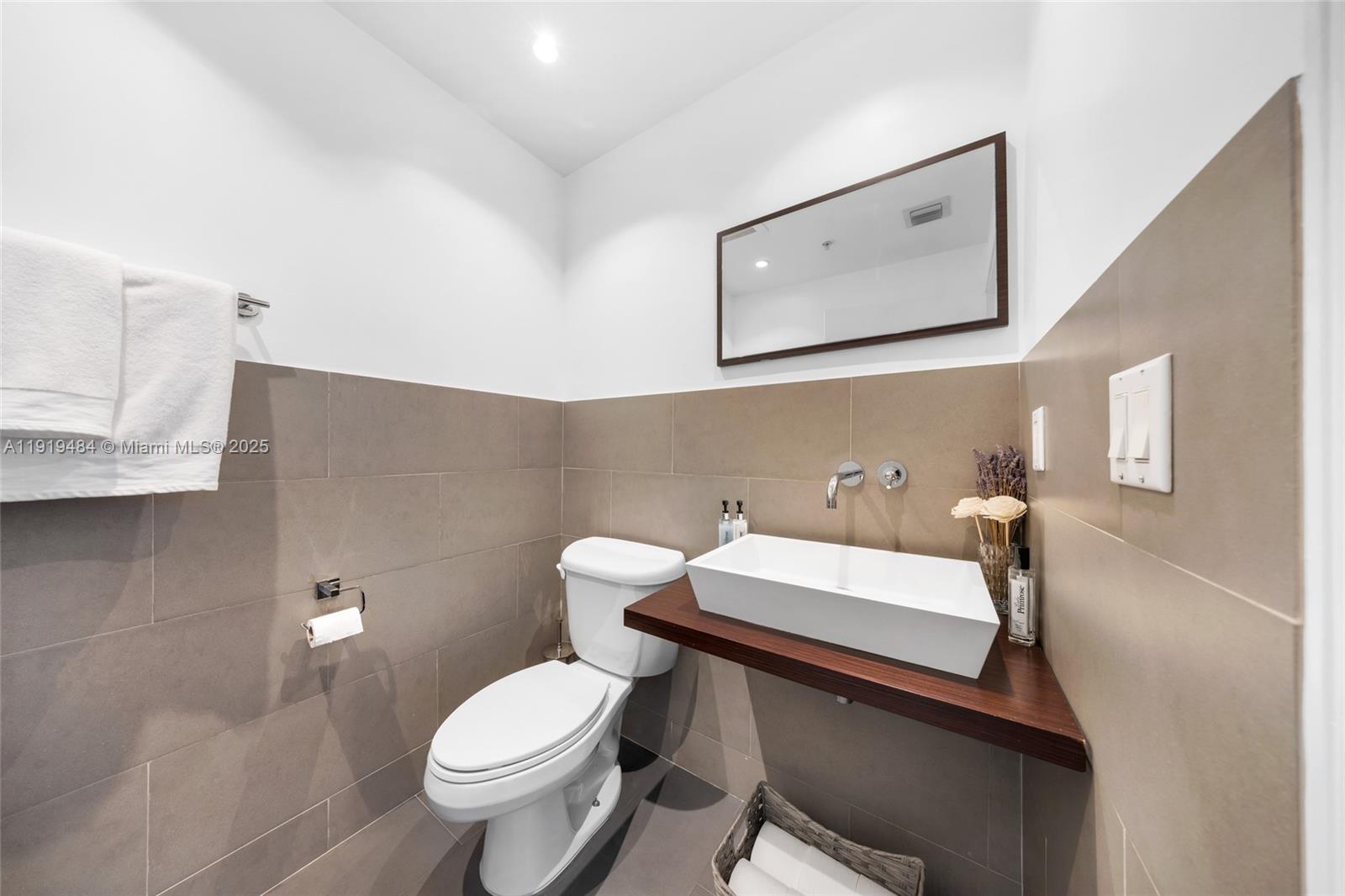 601 NE 36th St # 2911