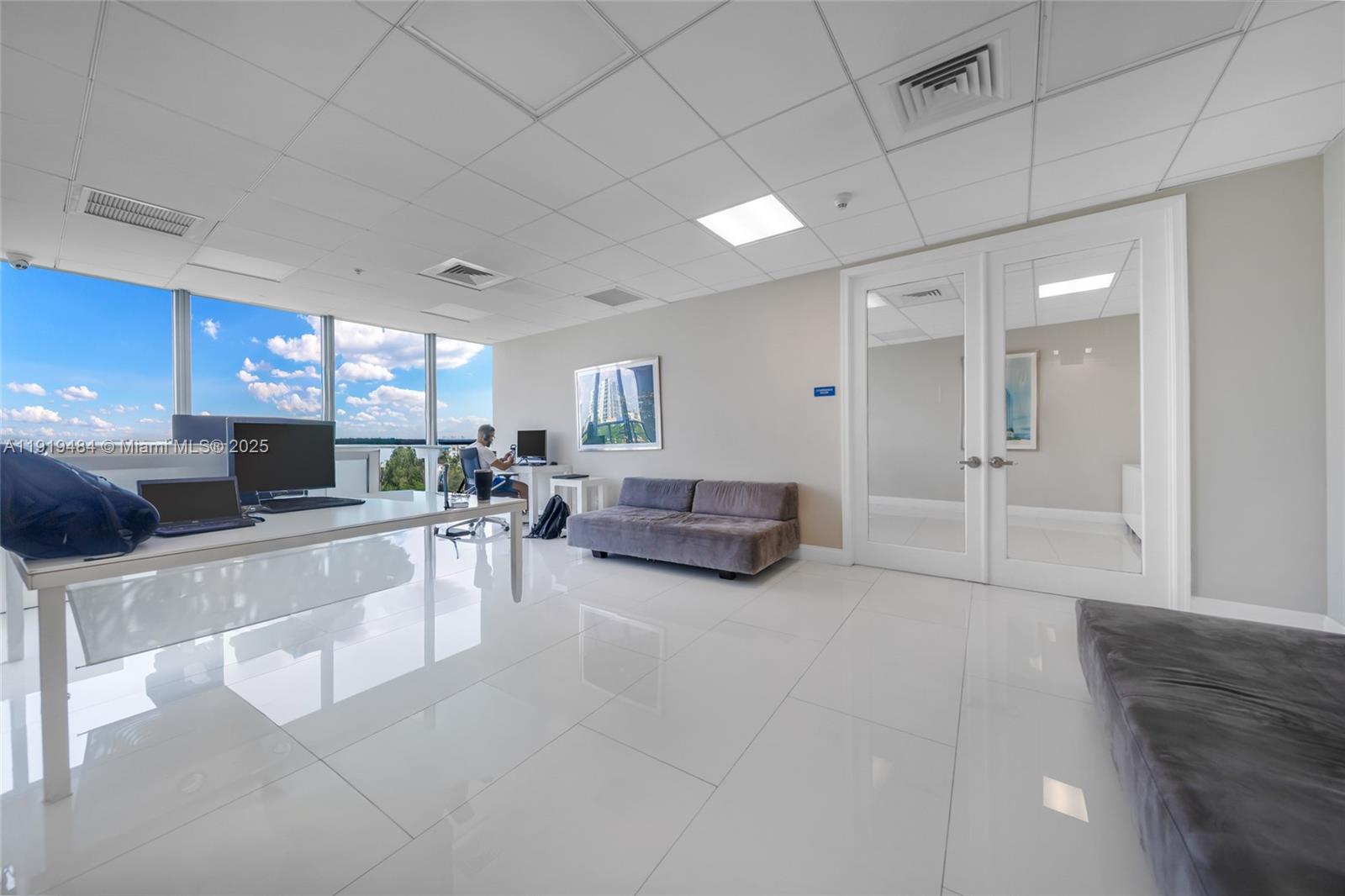 601 NE 36th St # 2911