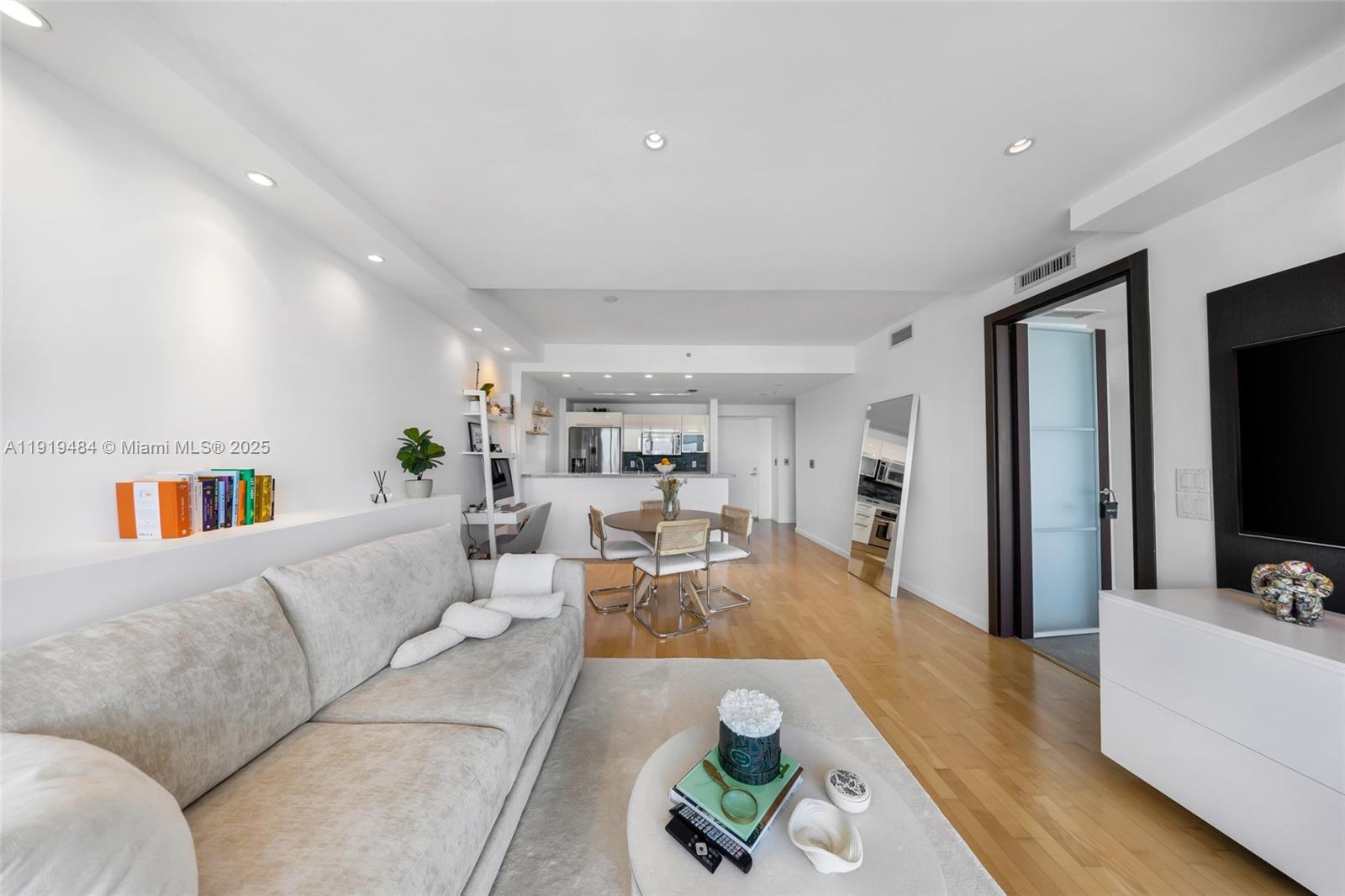 601 NE 36th St # 2911