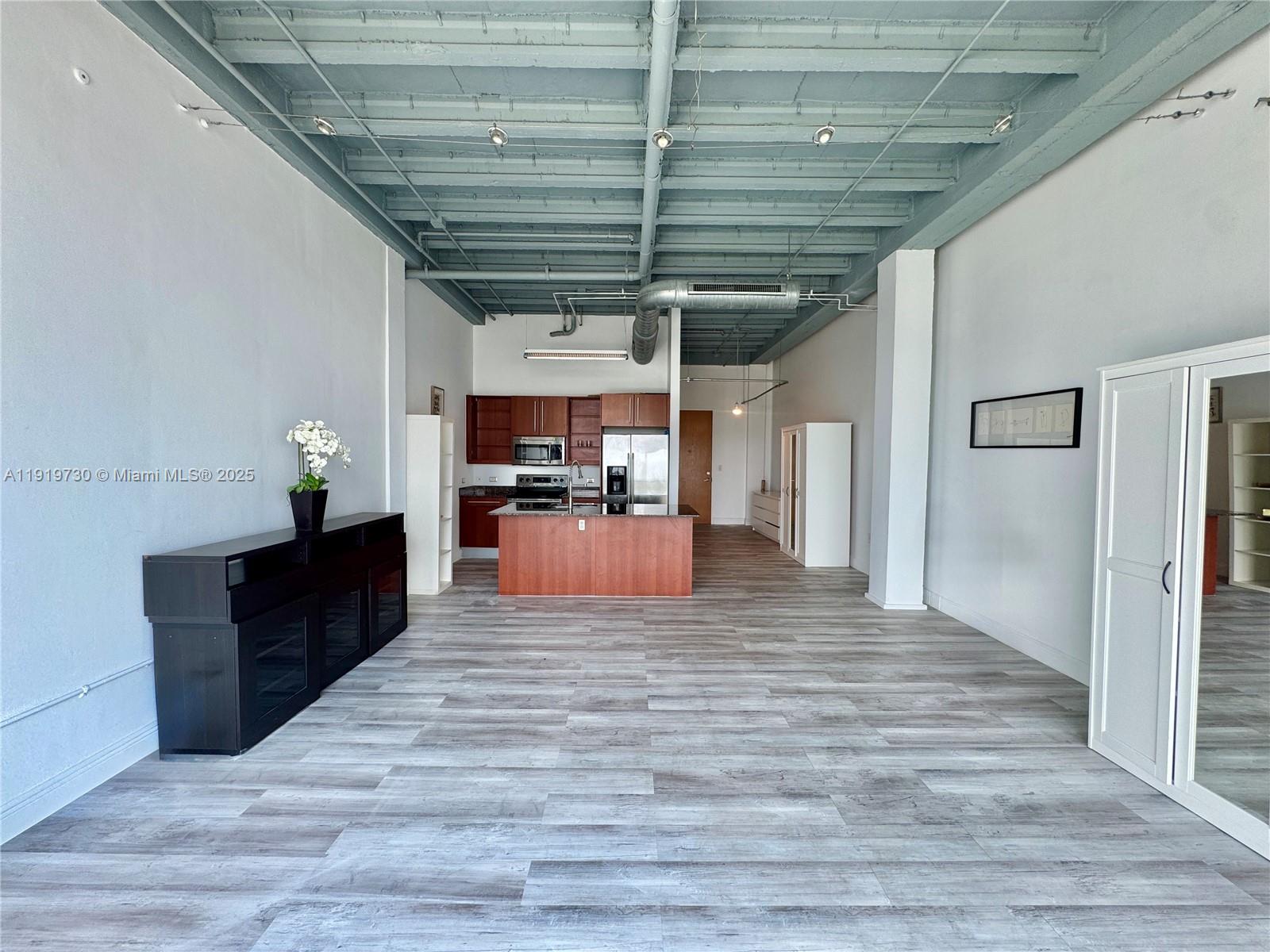 8101 Biscayne Blvd # 615 Unit: R-615