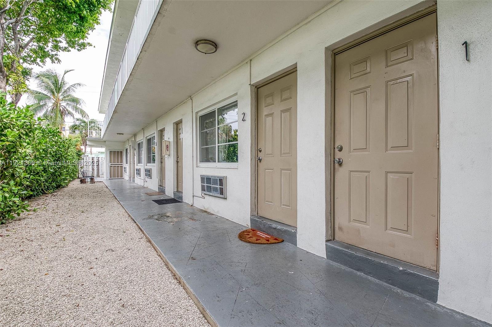 6921 Rue Vendome # 1