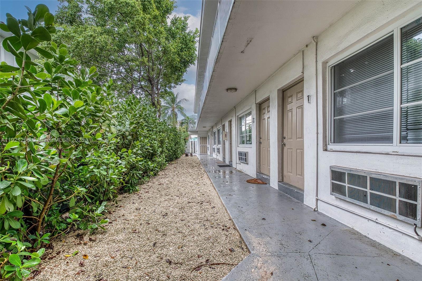 6921 Rue Vendome # 1