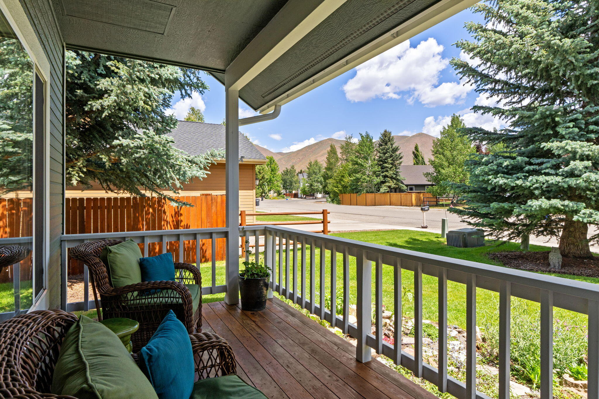 1051 Foxmoor Dr