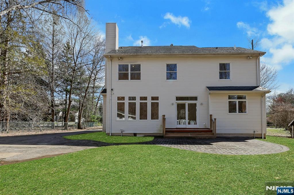62 E Crescent