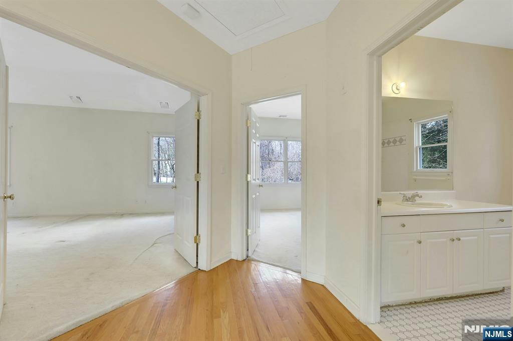 62 E Crescent
