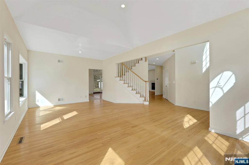62 E Crescent