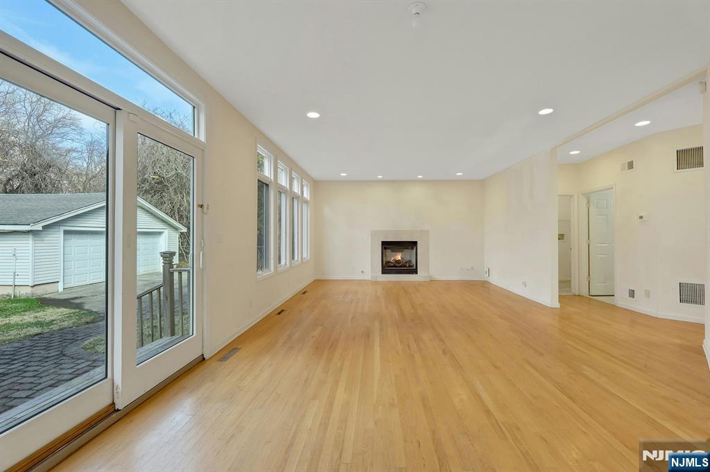 62 E Crescent