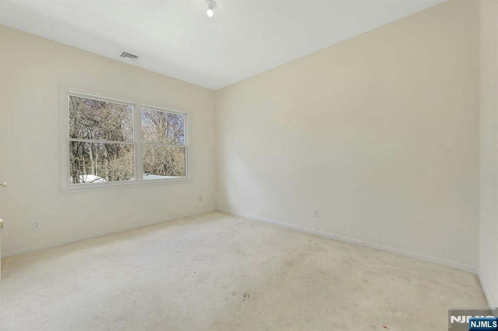 62 E Crescent