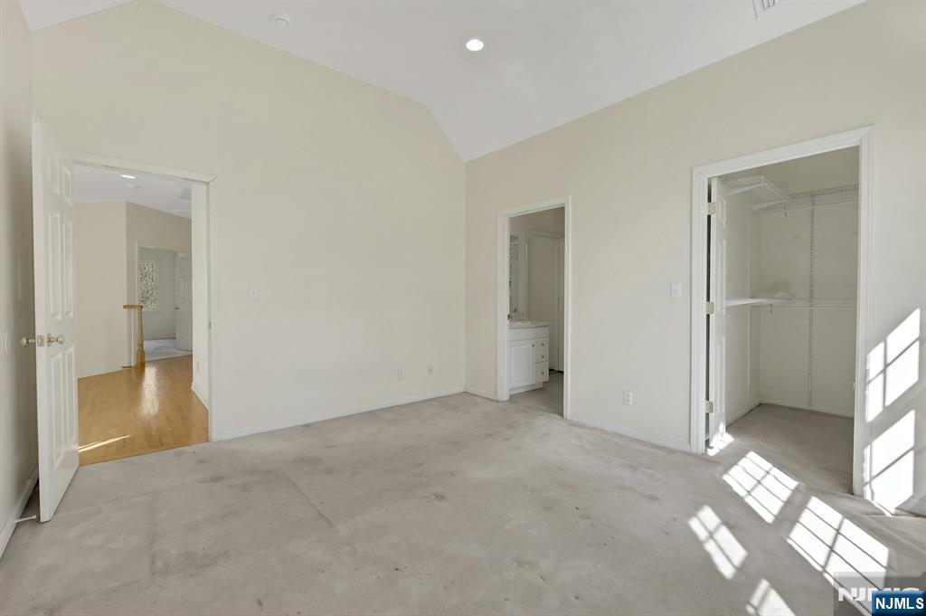 62 E Crescent