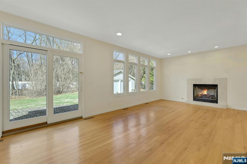 62 E Crescent
