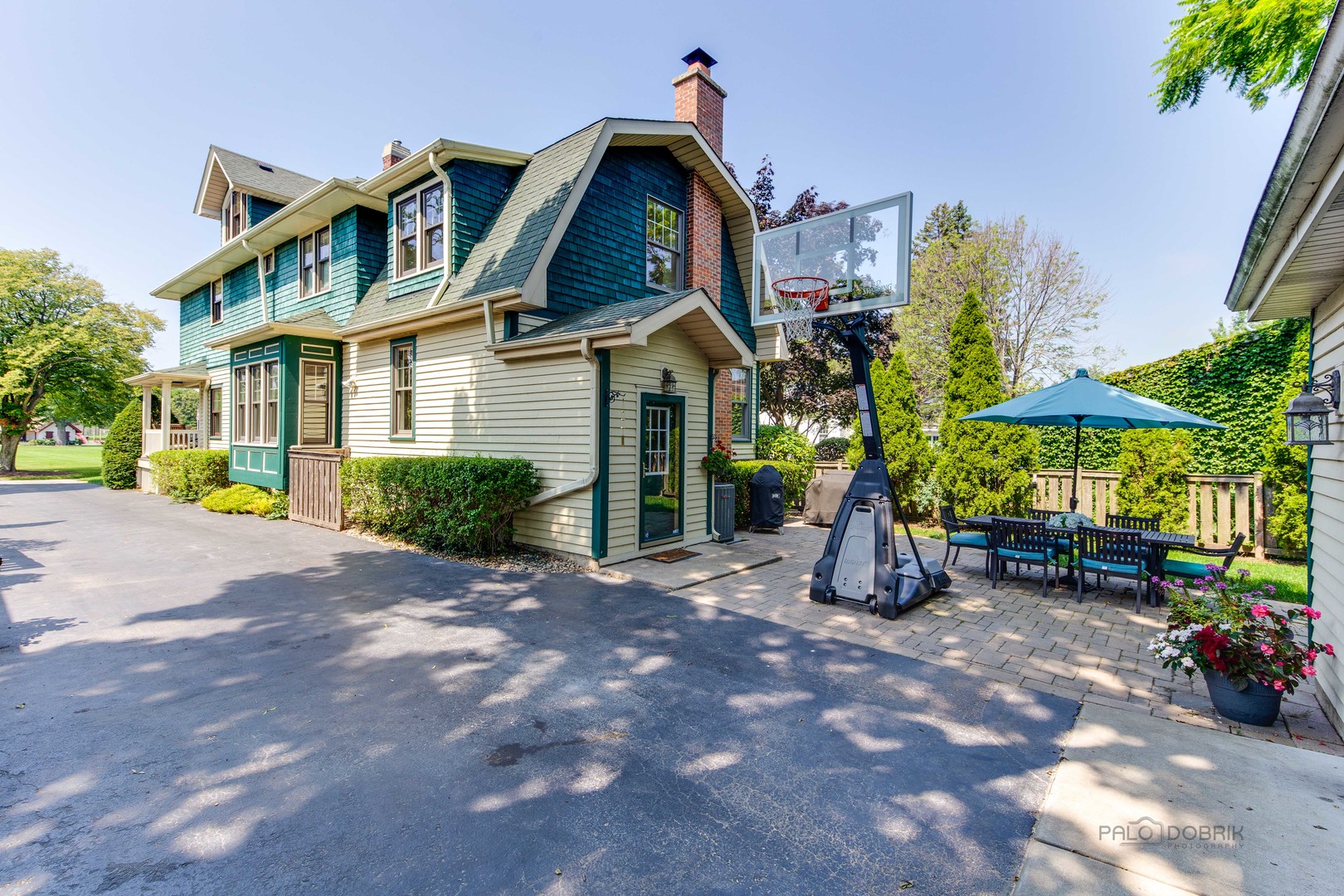 849 Summit Avenue