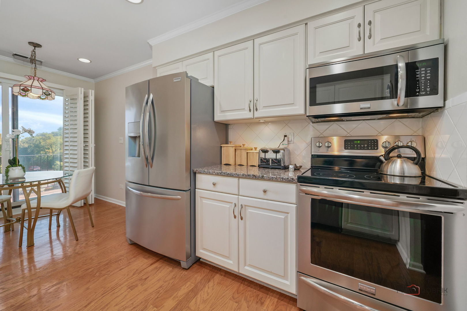 1230 N Western Avenue Unit: 301