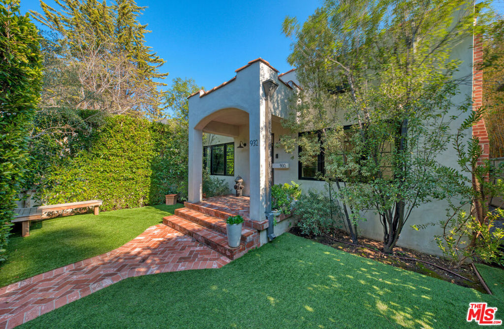 932 Superba Avenue